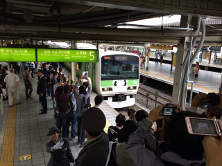 Illustration for article titled Getting Married on a Tokyo Train Isn't Exactly Romantic
